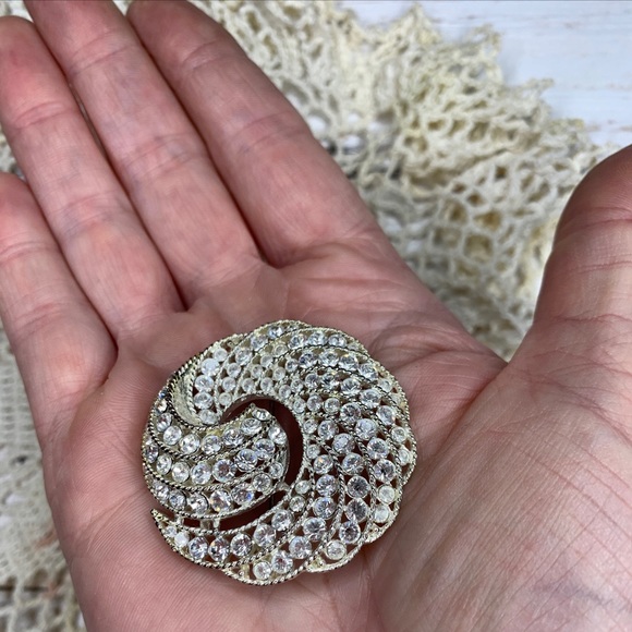 Vintage Napier Statement Brooch Silver Tone Swirl Clear Rhinestones Round Circle - Picture 6 of 9